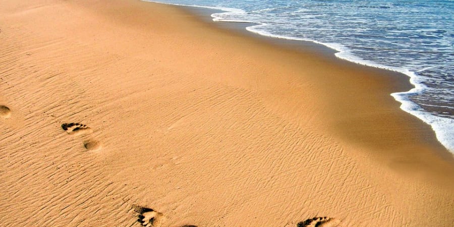 Praia: Jogar à bola, com raquetes e ouvir música alta passa a dar multa